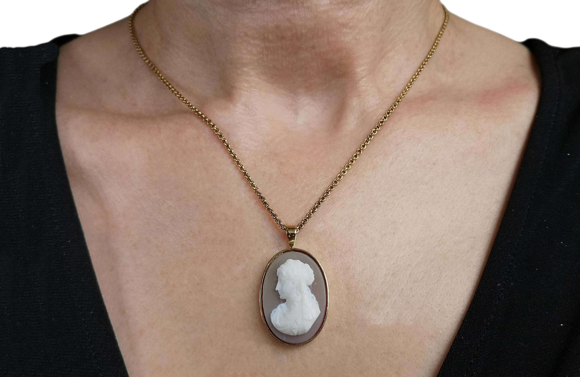 French Cameo on Onyx 18 Karat Yellow Gold Pendant, 1960s for sale at Pamono