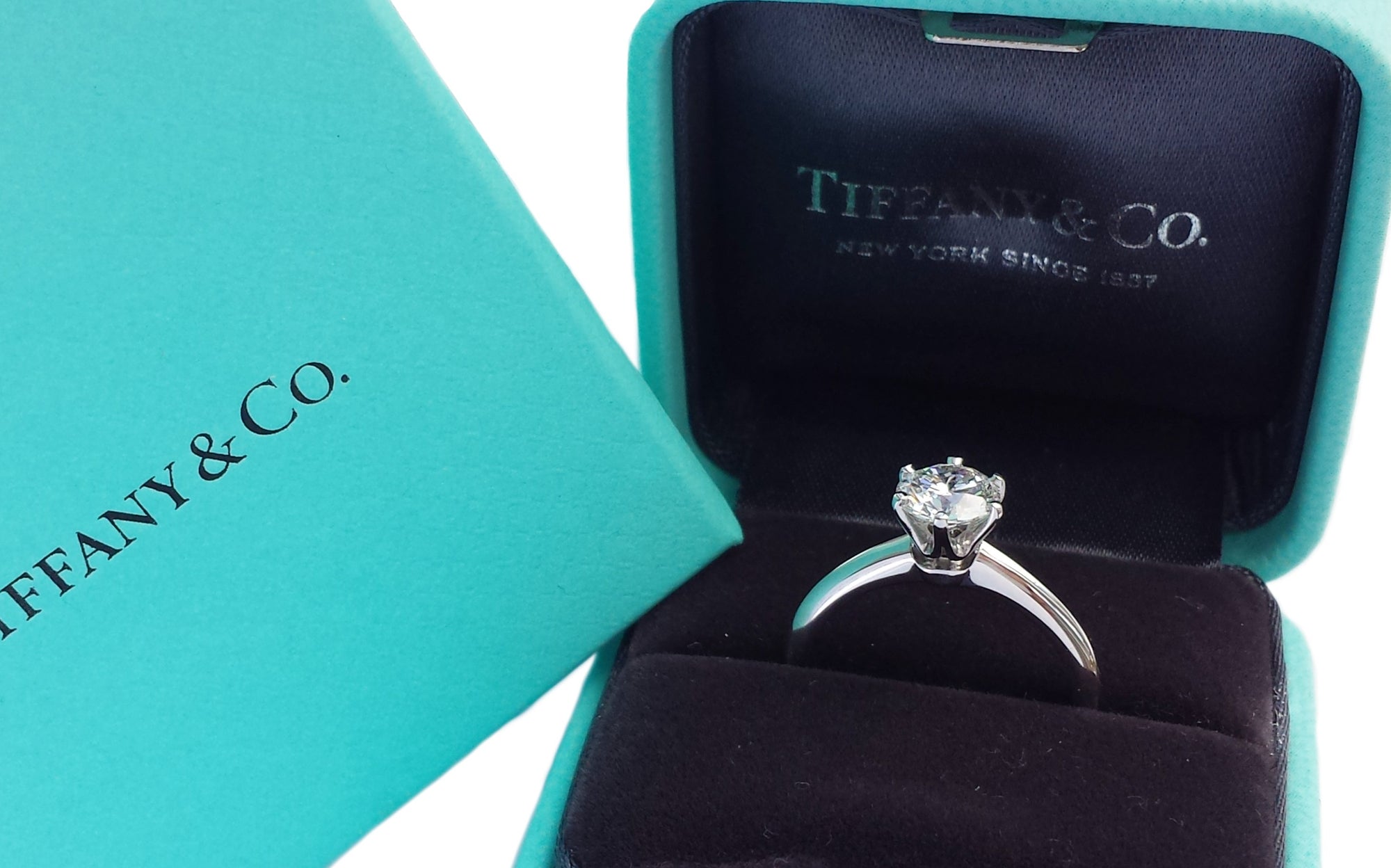 Tiffany & Co. 0.90ct F/VS2 Round Brilliant Diamond Engagement Ring in Tiffany Blue Box