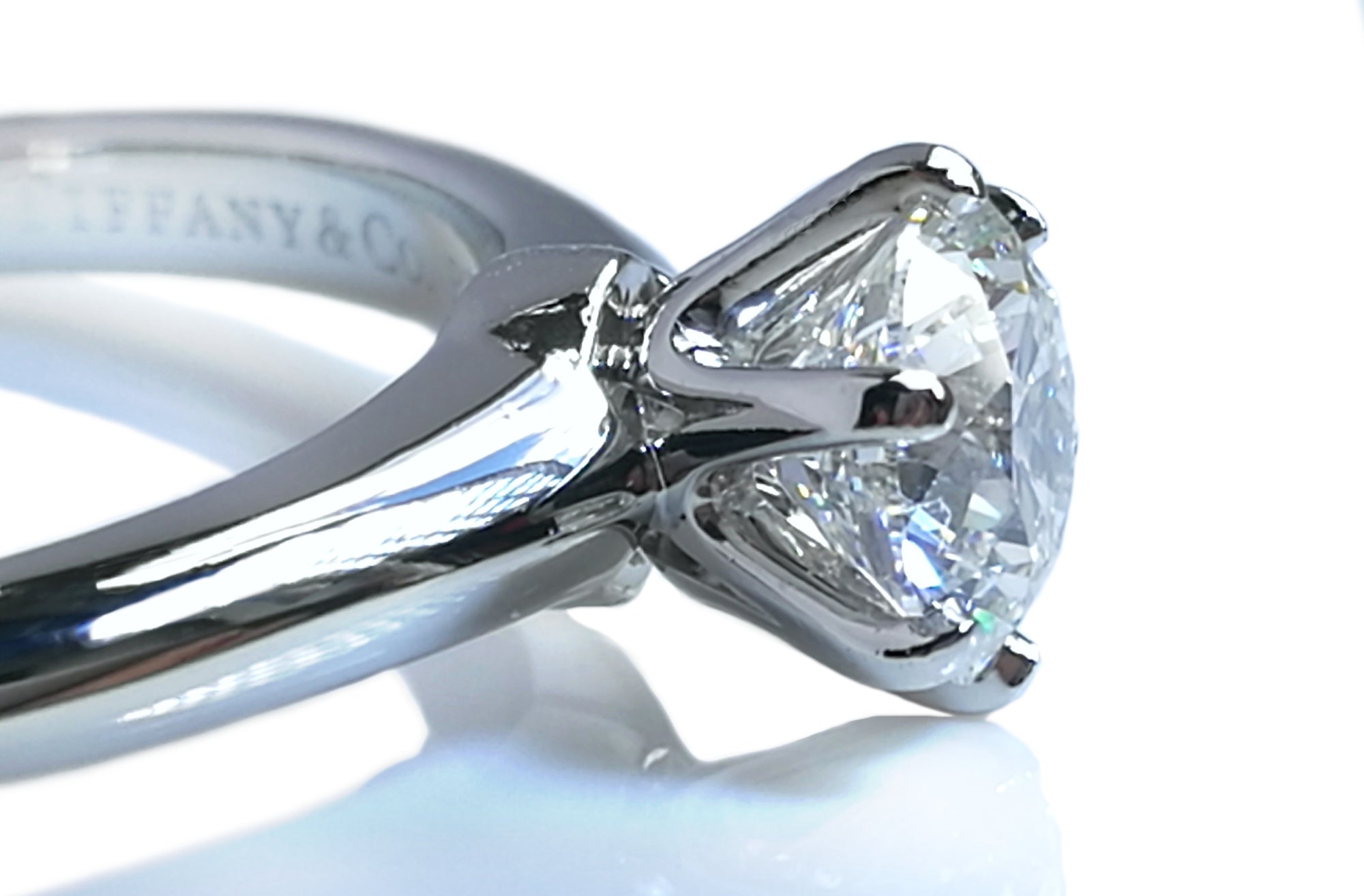 Tiffany & Co .86ct G/VS1 Round Brilliant Diamond Engagement Ring