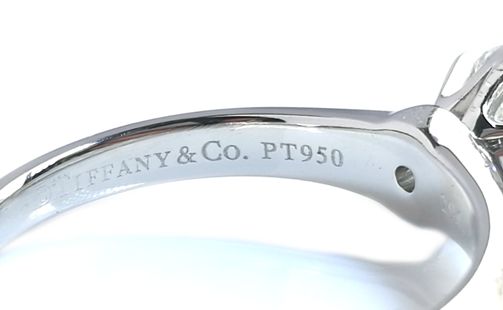 Tiffany & Co .86ct G/VS1 Round Brilliant Diamond Engagement Ring