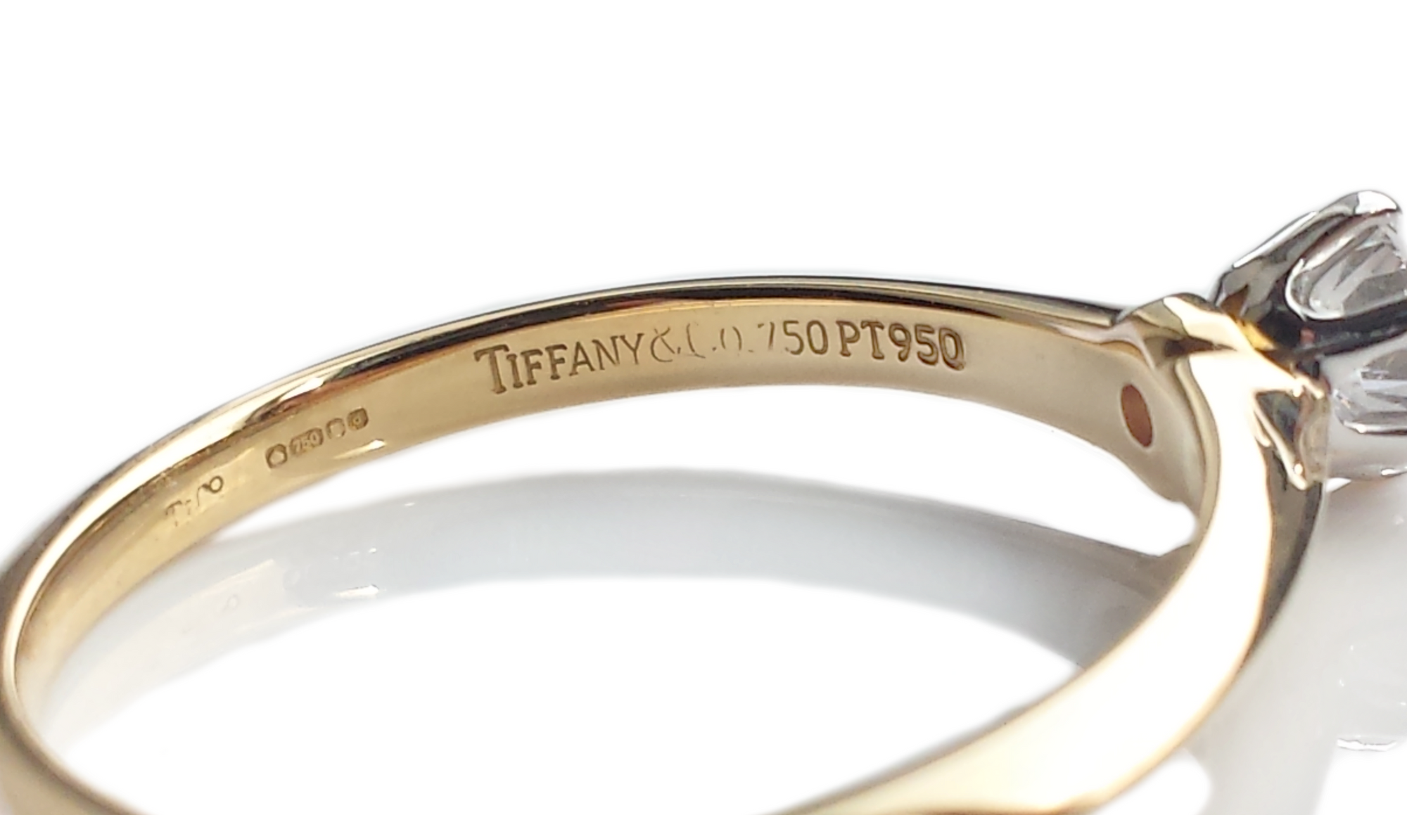 Tiffany & Co .22ct G/VVS2 Round Brilliant Cut 18k Gold Engagement Ring