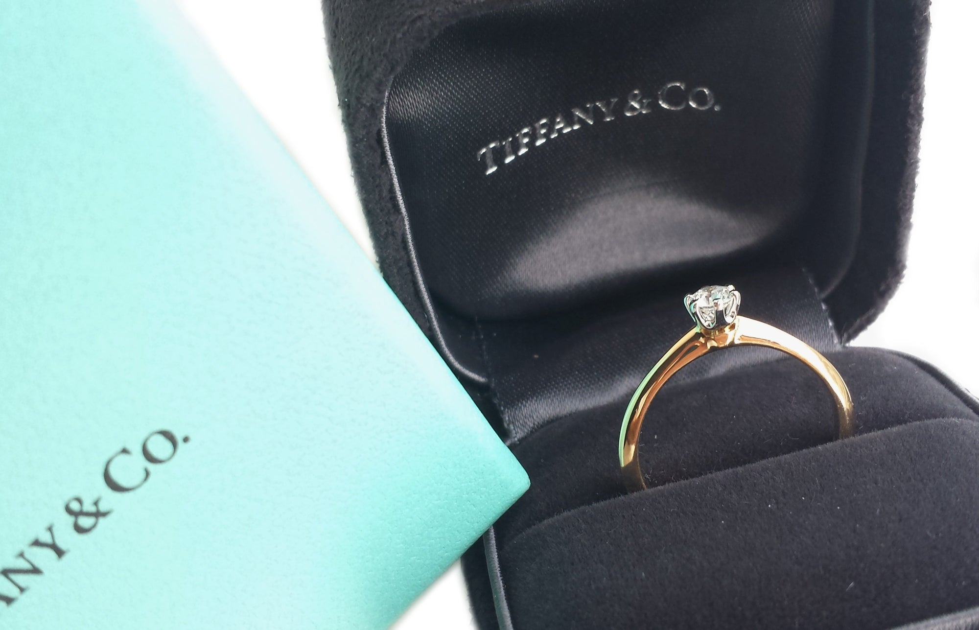 Tiffany & Co .22ct G/VVS2 Round Brilliant Cut 18k Gold Engagement Ring