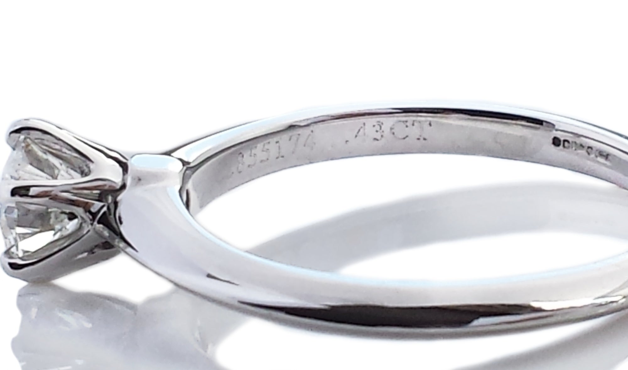Tiffany & Co. 0.43ct G/VS Round Brilliant Diamond Engagement Ring
