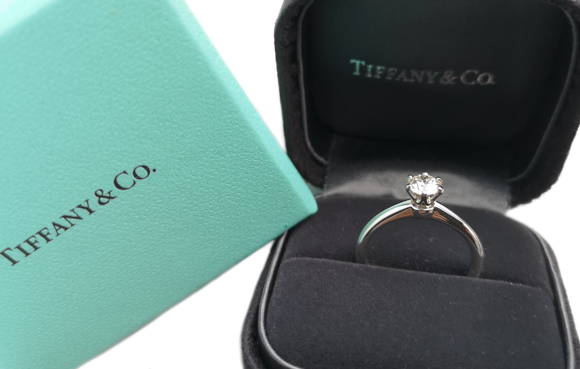 Tiffany & Co. 0.46ct H/VS1 Round Brilliant Diamond Engagement Ring