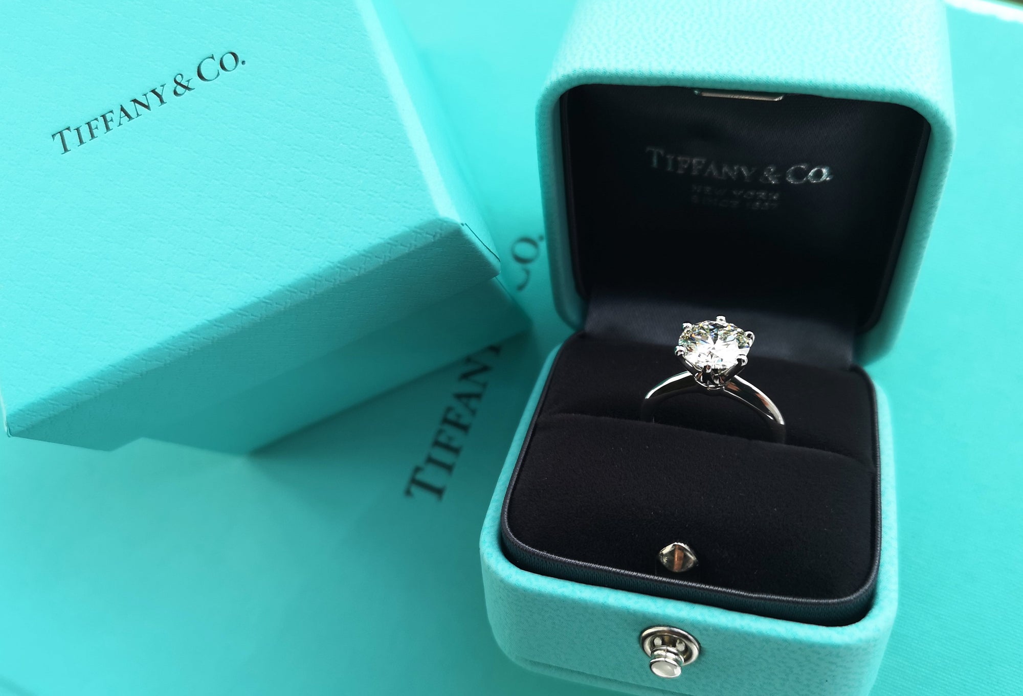 Tiffany & Co. 1.71ct I/VS1 Triple-X Round Brilliant Diamond Engagement Ring