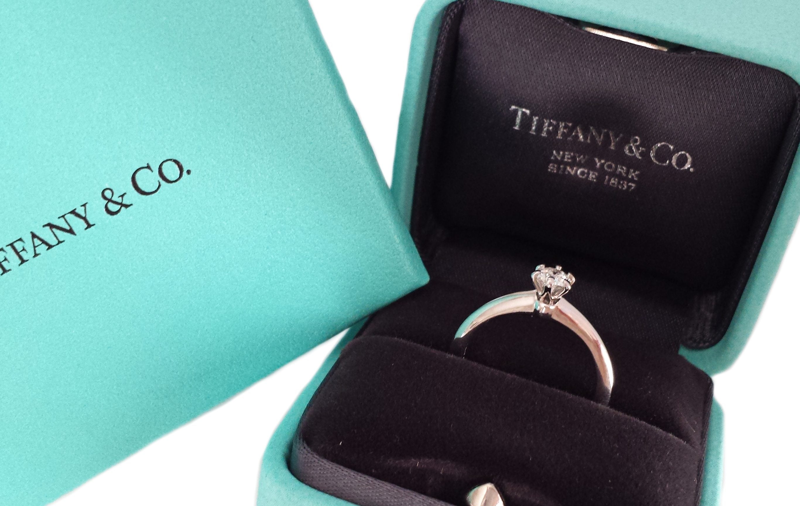 Tiffany & Co. 0.24ct I/VS2 Round Brilliant Diamond Engagement Ring in Blue Box