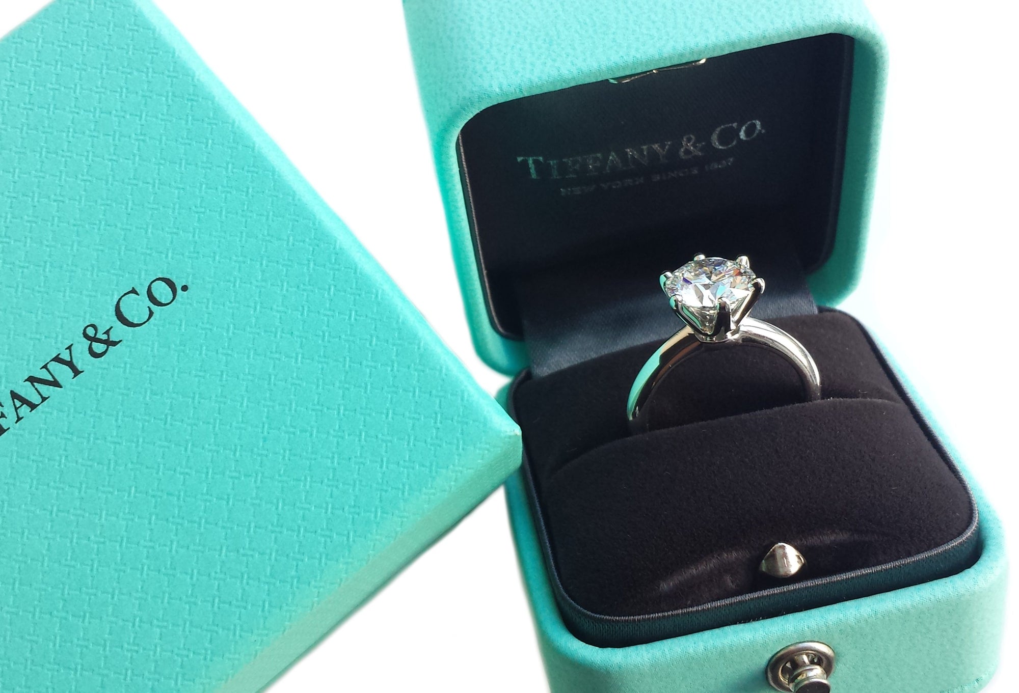 Tiffany & Co. 2.56ct E/VS1 Triple XXX Round Brilliant Cut Diamond Engagement Ring in box