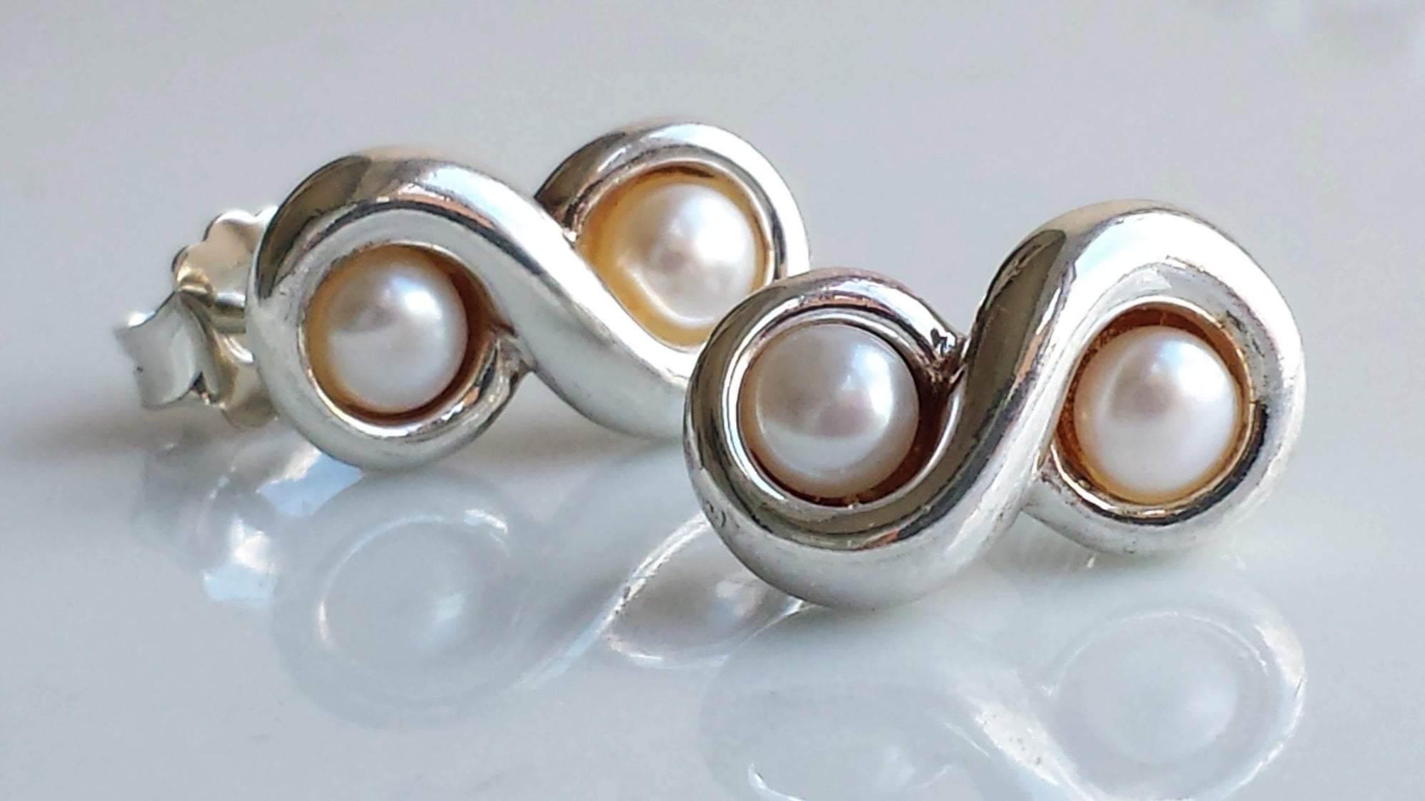 Tiffany & Co. Vintage Freshwater Pearl Sterling Silver Infinity (8) Stud Earrings