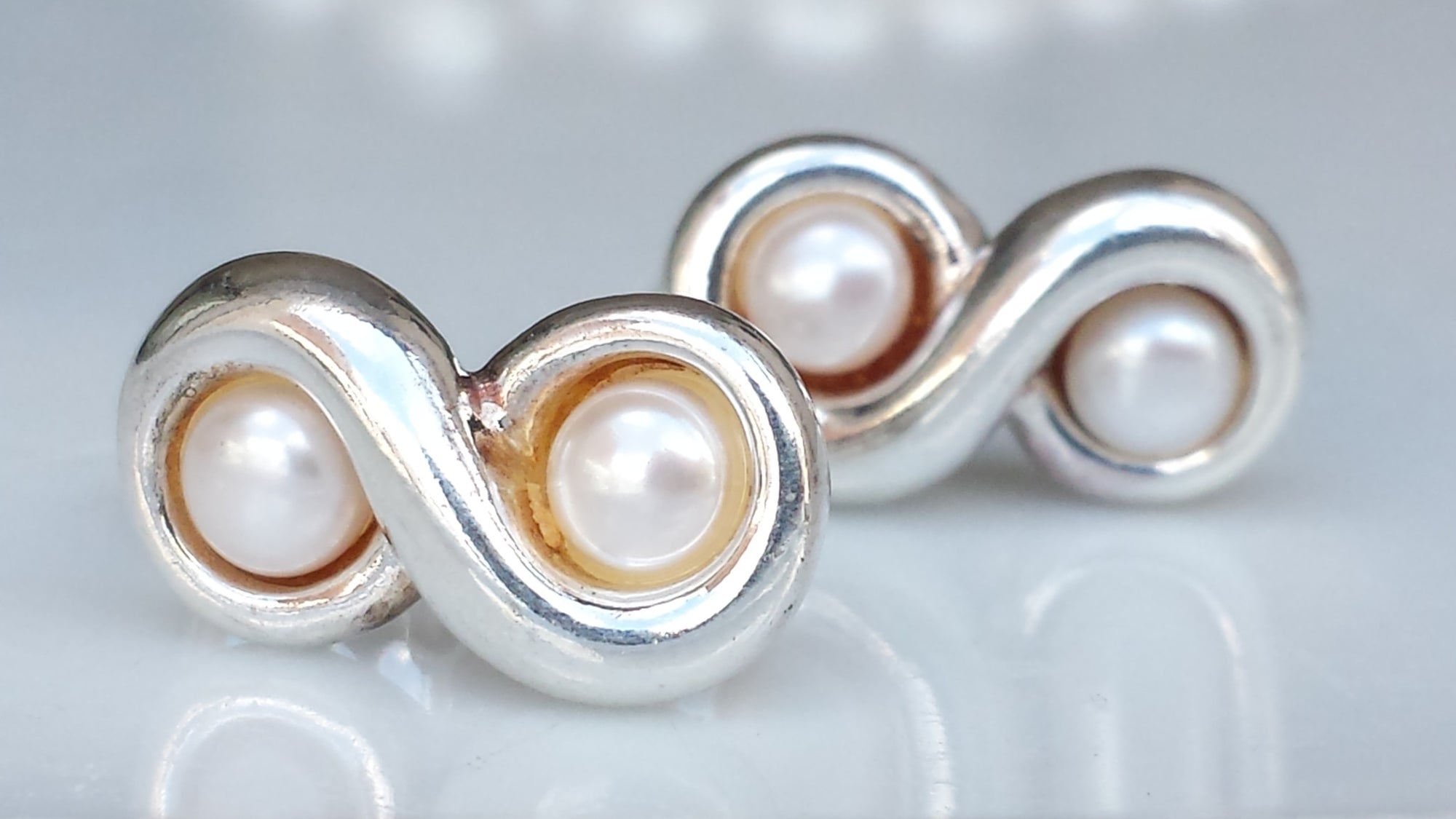 Tiffany & Co. Vintage Freshwater Pearl Sterling Silver Infinity (8) Stud Earrings