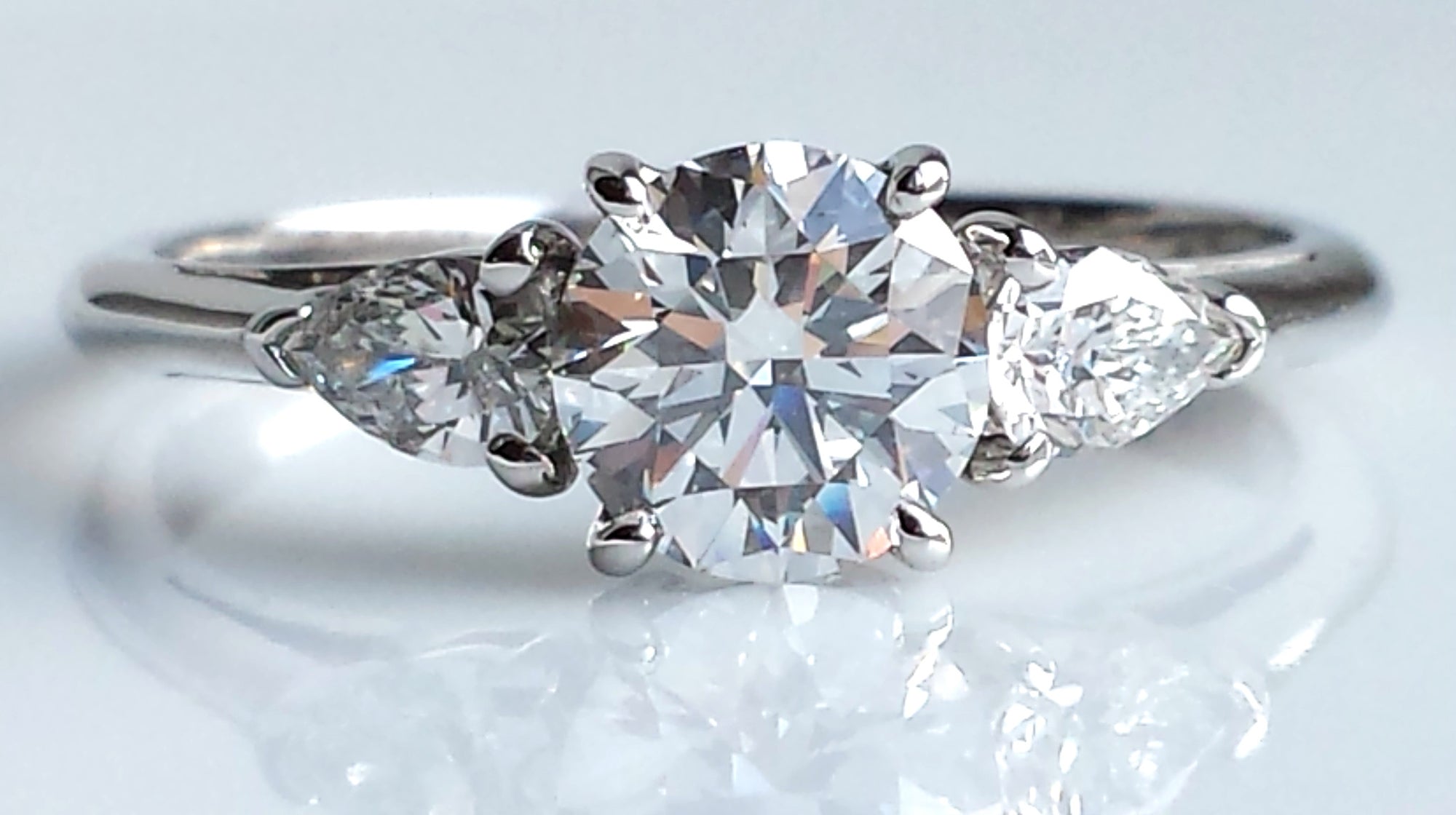 Tiffany & Co. 1.24ct G/VS1 Round Brilliant Cut Diamond Engagement Ring with Pear-shaped Side Stones