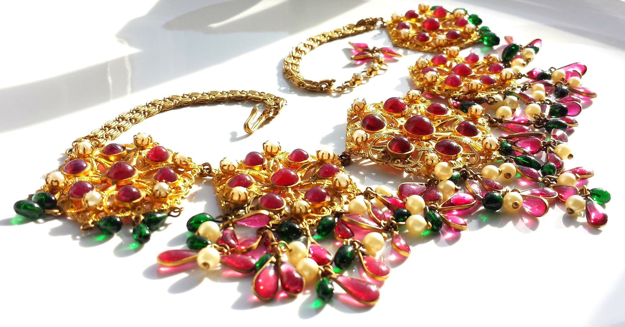 Important Vintage 1940s Chanel Gripoix Mughal/Moghul Ruby Emerald Pearl Necklace
