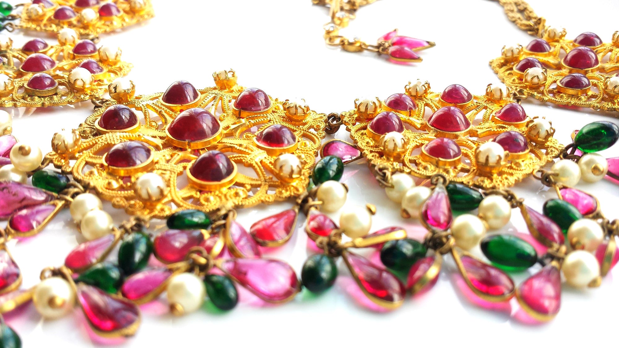 Important Vintage 1940s Chanel Gripoix Mughal/Moghul Ruby Emerald Pearl Necklace