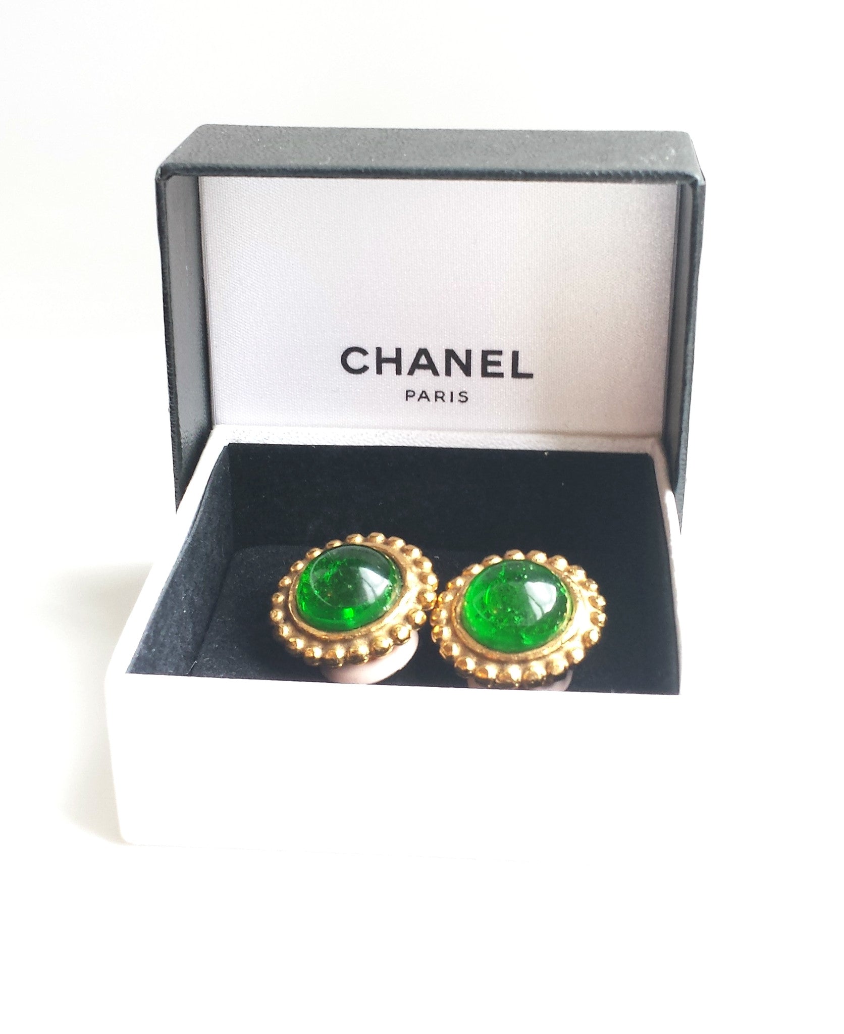 Chanel Vintage 1990, Season 25, Green Gripoix Castellane 22mm Gold Tone Earrings