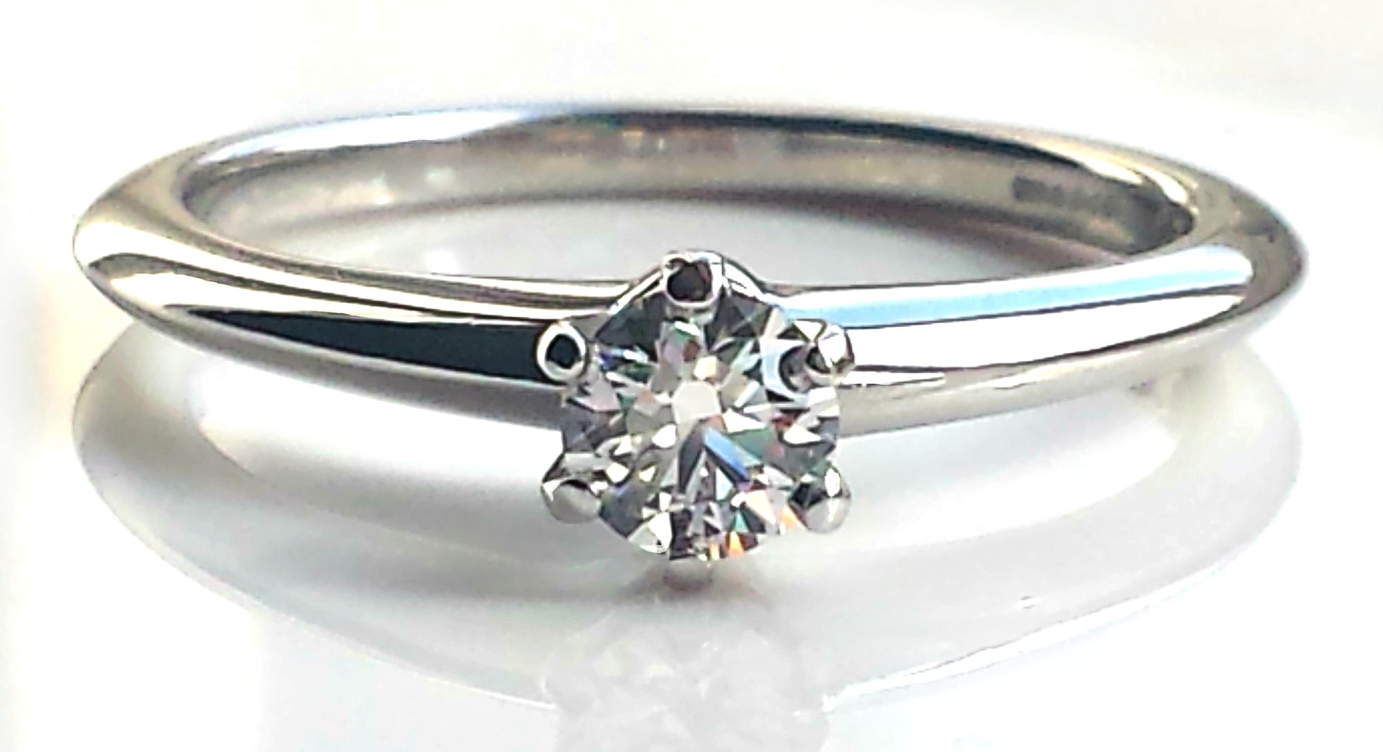 Tiffany & Co .27ct G/VS1 Round Brilliant Diamond Platinum Engagement Ring