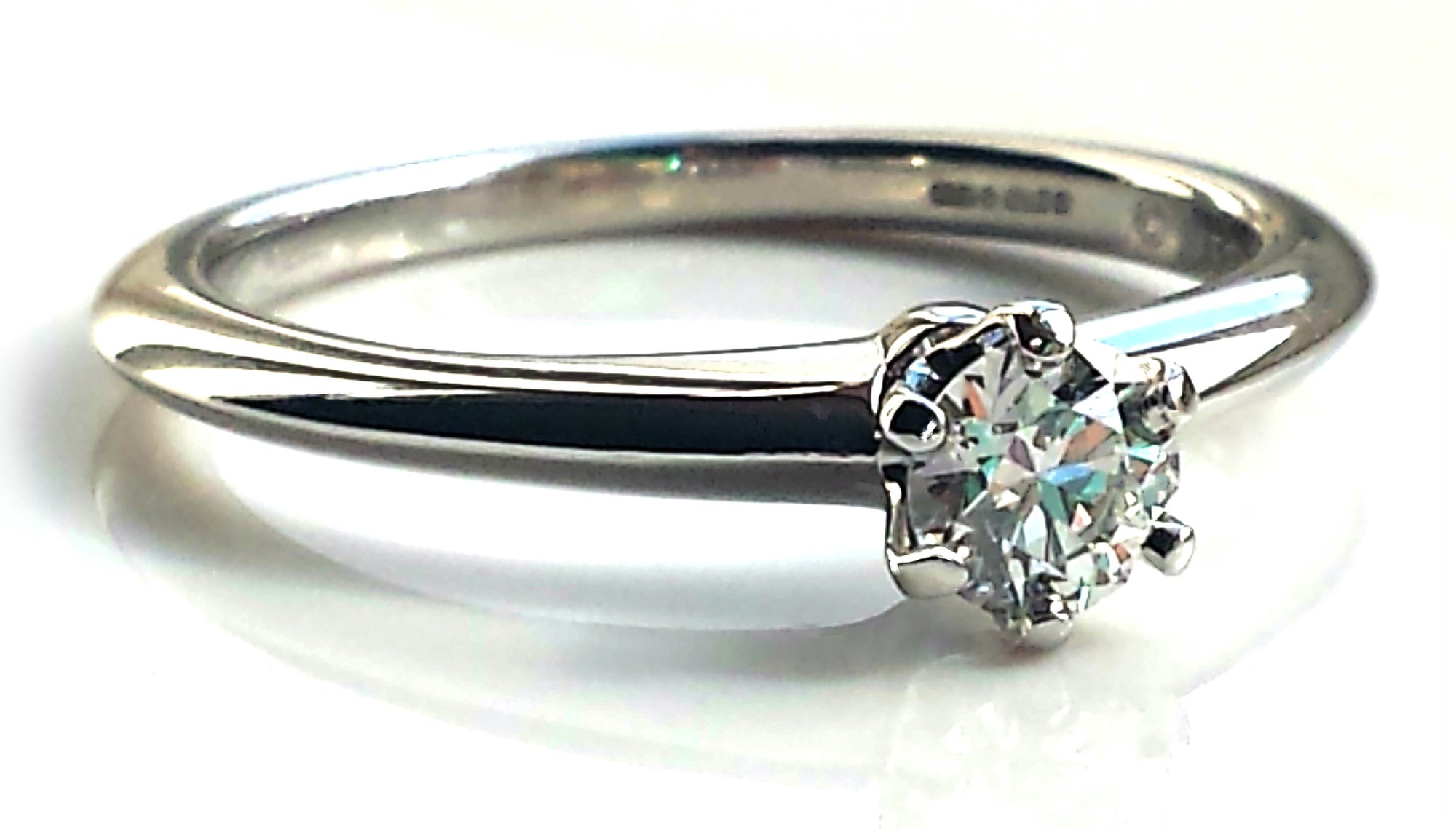 Tiffany & Co .27ct G/VS1 Round Brilliant Diamond Platinum Engagement Ring