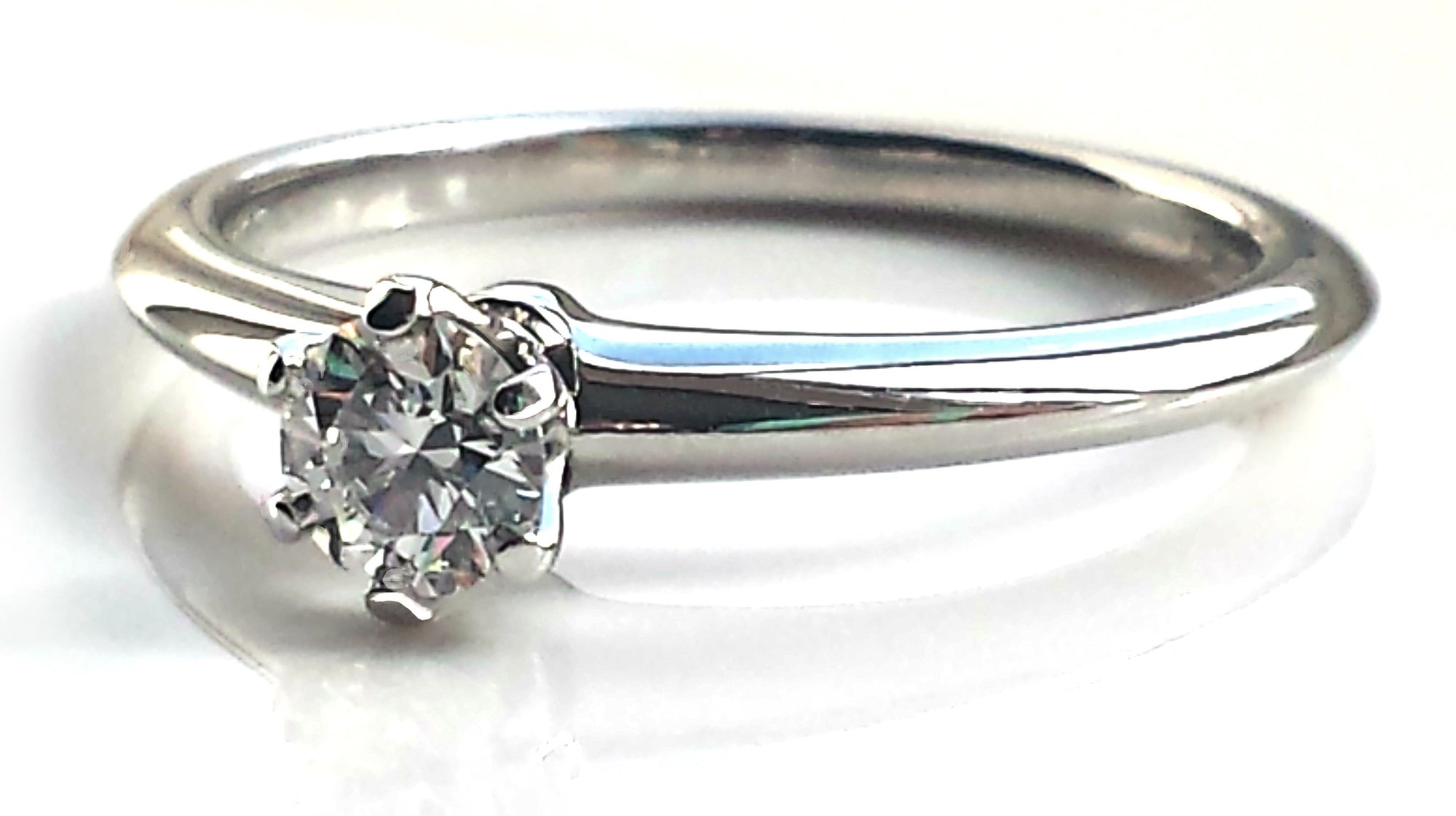 Tiffany & Co .27ct G/VS1 Round Brilliant Diamond Platinum Engagement Ring