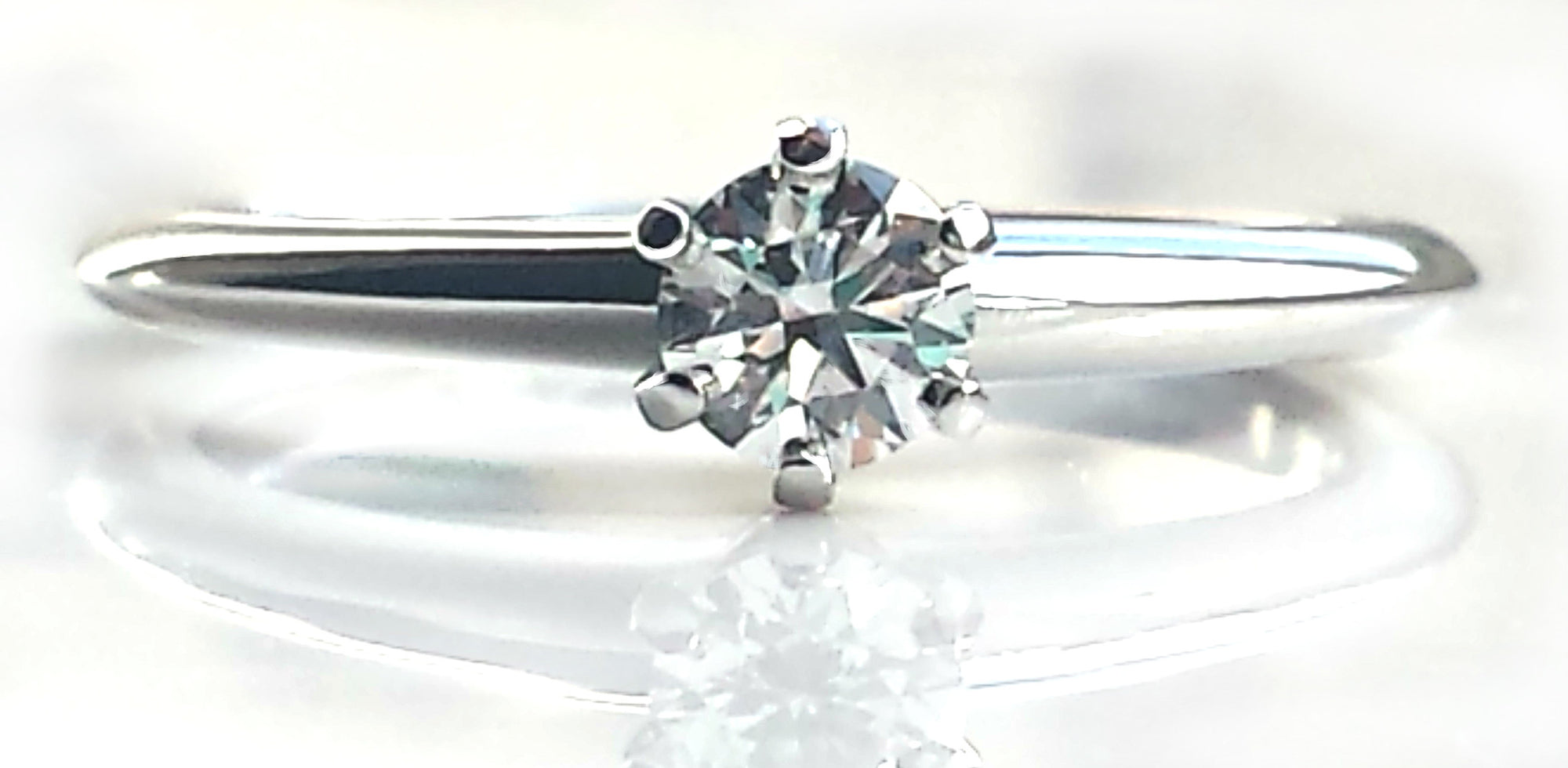 Tiffany & Co .27ct G/VS1 Round Brilliant Diamond Platinum Engagement Ring