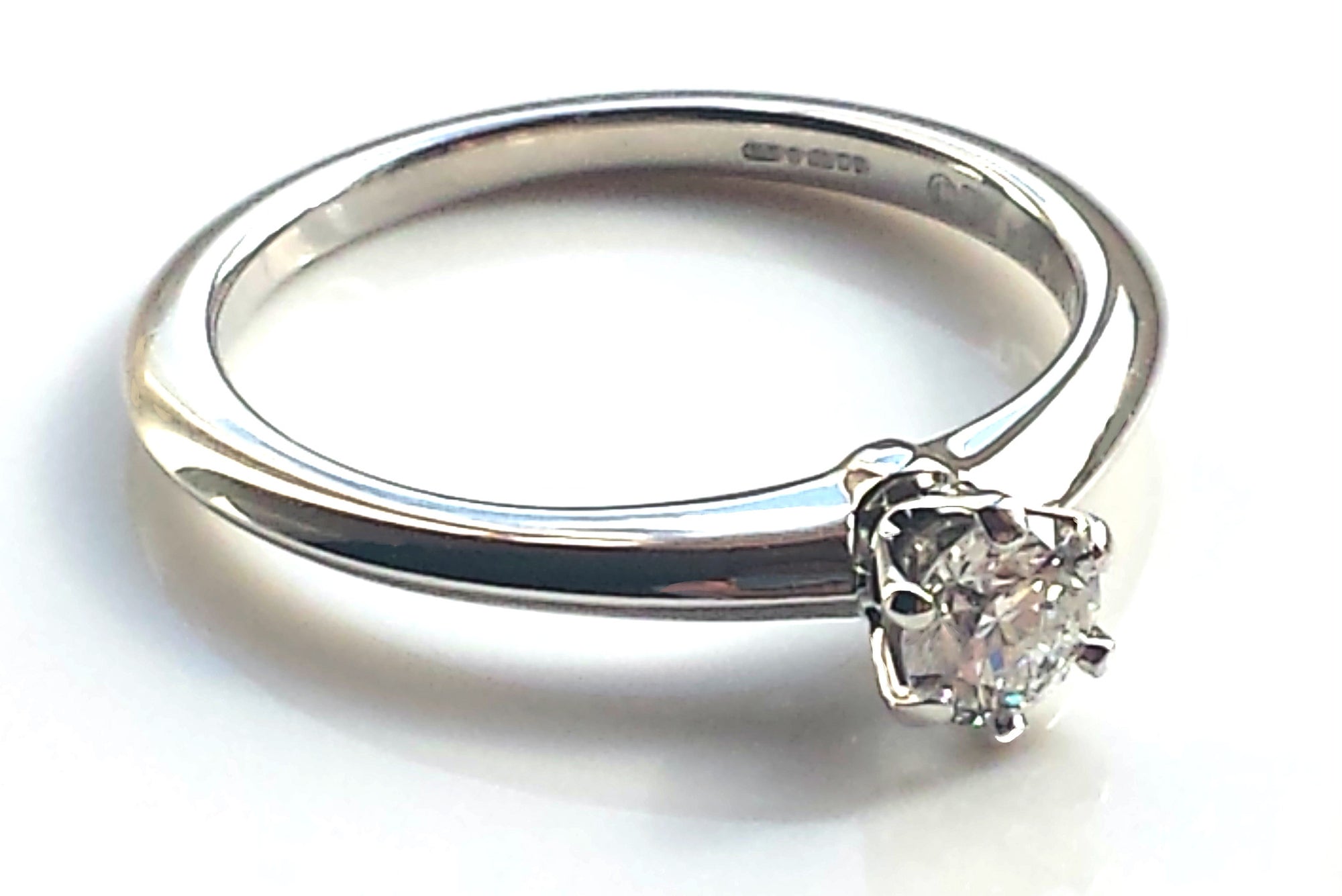 Tiffany & Co .27ct G/VS1 Round Brilliant Diamond Platinum Engagement Ring