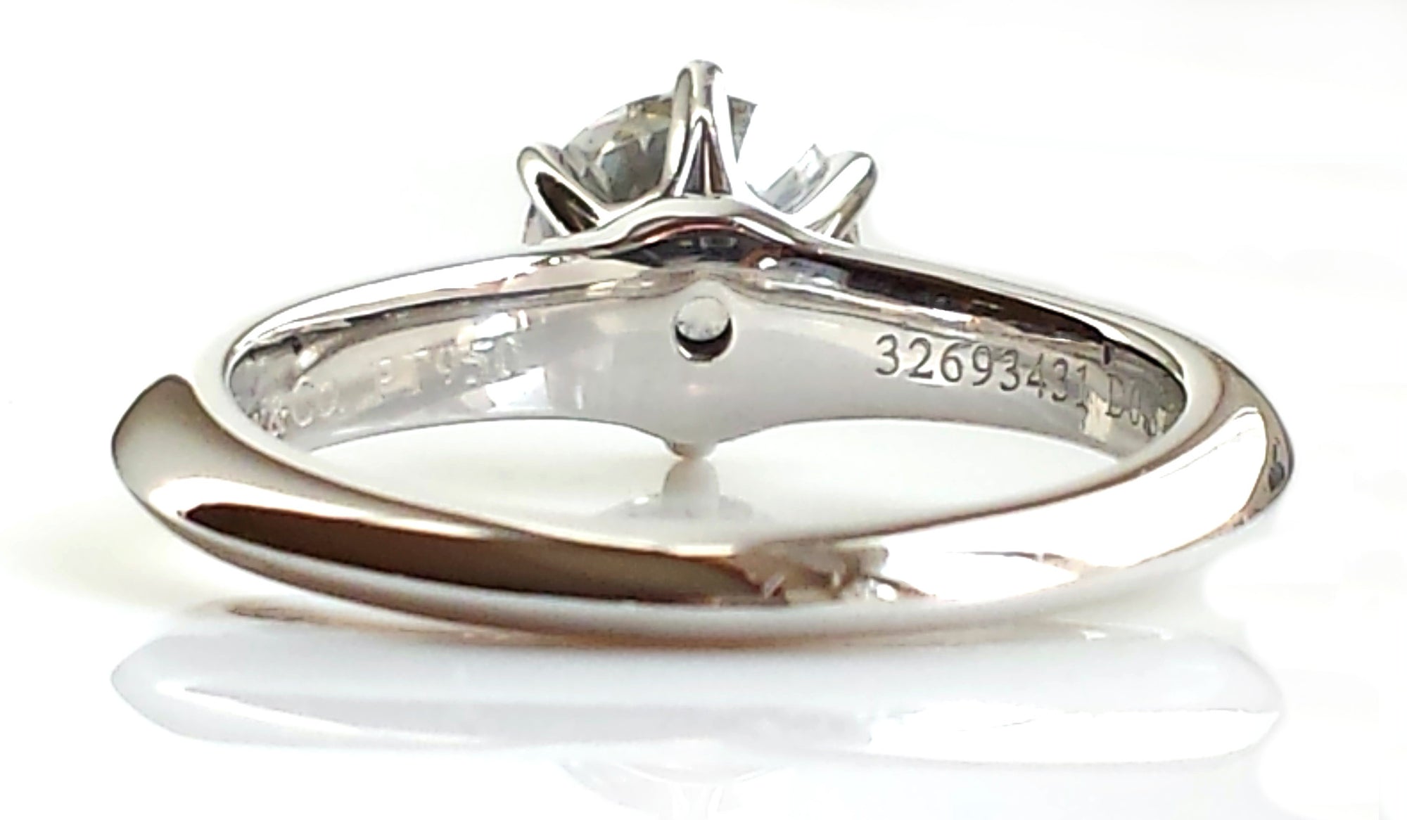Tiffany & Co. 0.87ct H/VS1 Round Brilliant Cut Diamond Engagement Ring