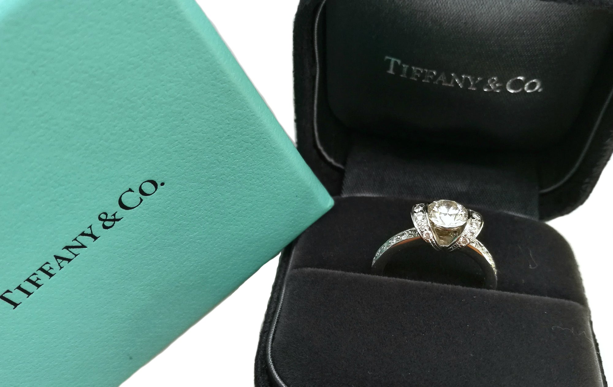 Tiffany & Co. 1.00tcw H/VVS2 Round Brilliant Ribbon Diamond Engagement Ring