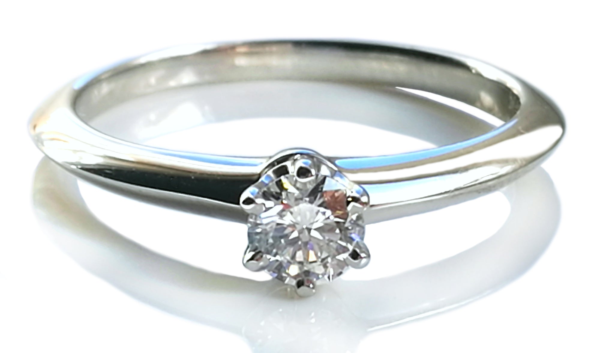 Tiffany & Co. 0.23ct G/VS Round Brilliant Diamond Engagement Ring