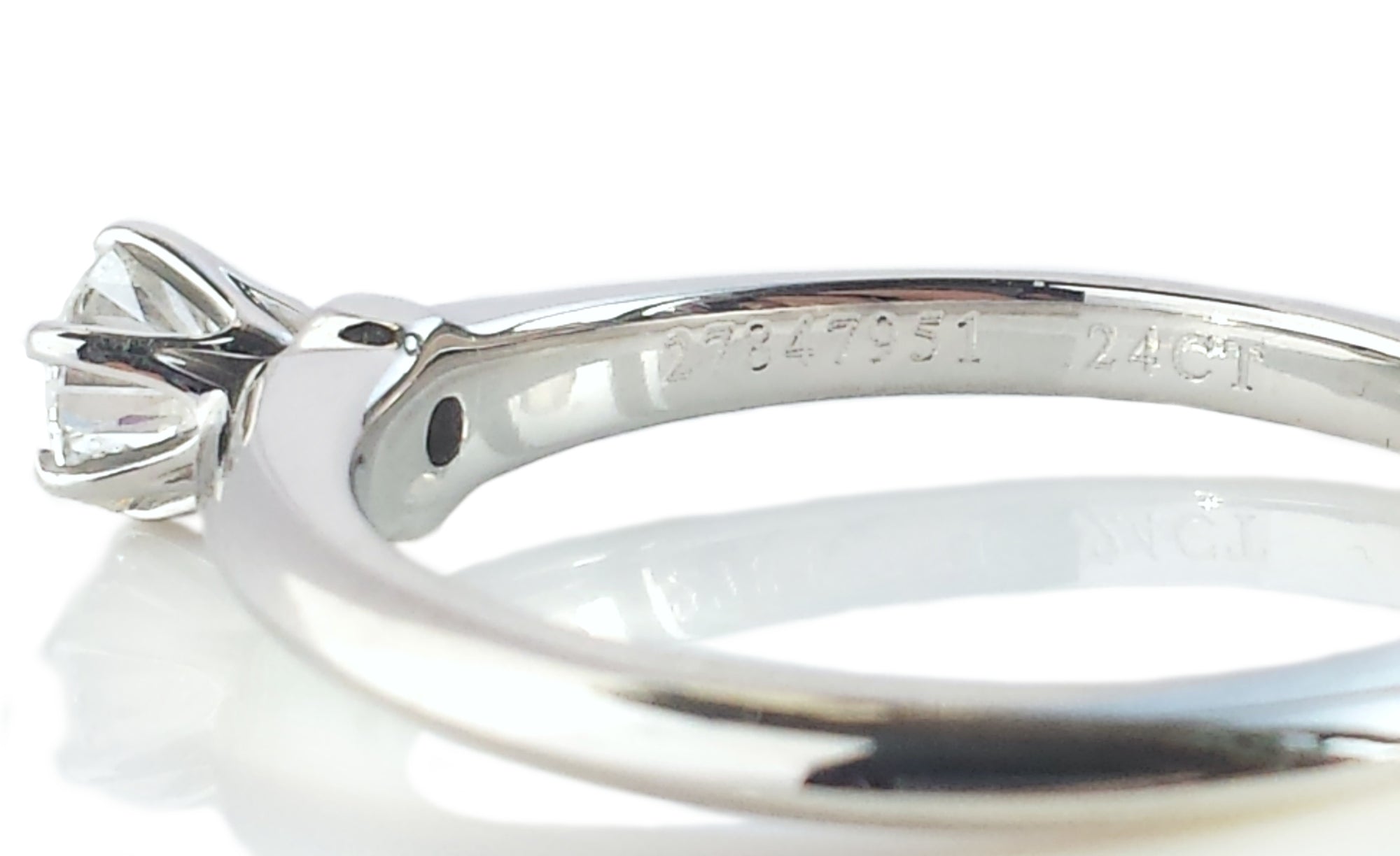 Tiffany & Co. 0.24ct H/VVS2 Round Brilliant Cut Diamond Engagement Ring