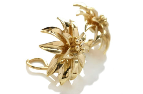 Vintage Tiffany & Co. 1960s Flower Earrings in 18K Gold - Bloomsbury Manor Ltd